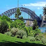 Bright And Spacious Home In Mcmahons Point
