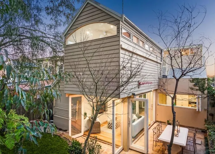 Bright And Spacious Home In Mcmahons Point