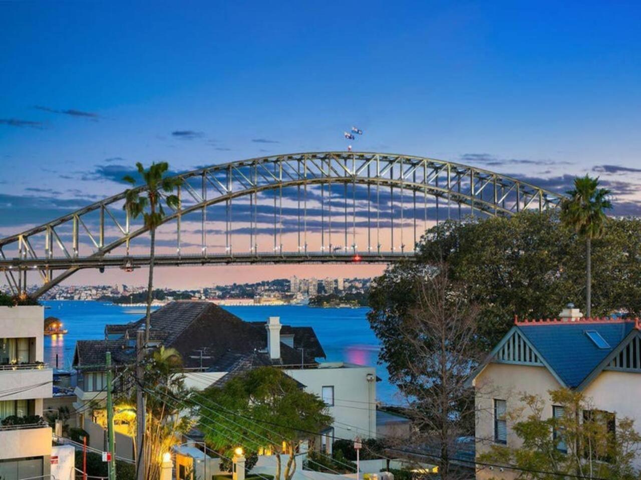 Bright And Spacious In Mcmahons Point *