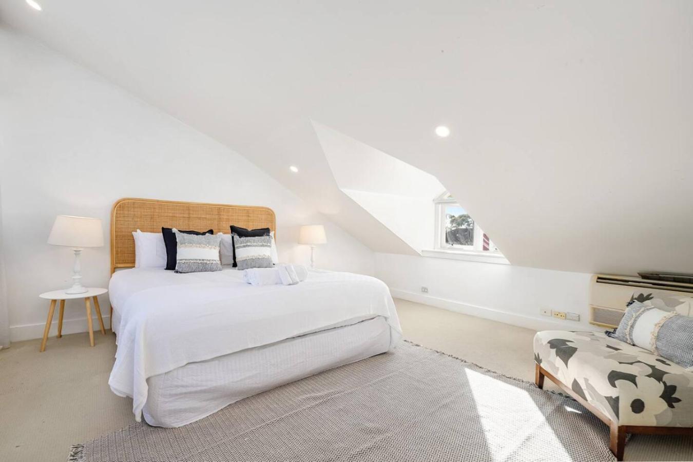 Bright And Spacious In Mcmahons Point Sydney