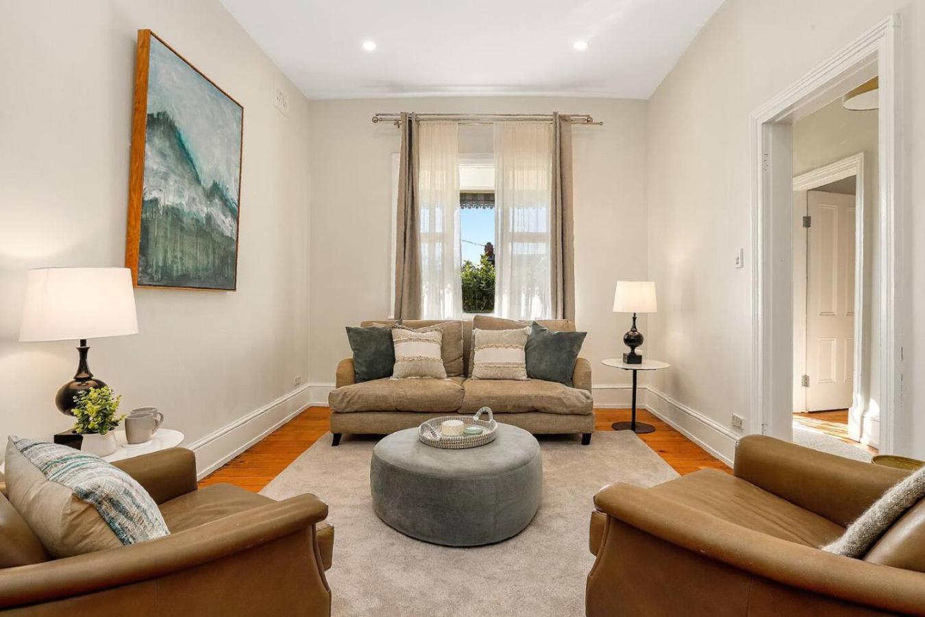 Bright And Spacious In Mcmahons Point * Sydney