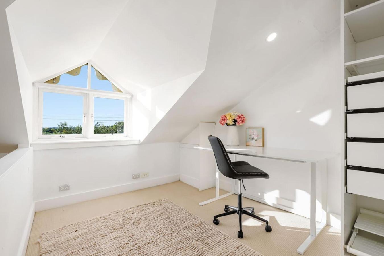 Bright And Spacious In Mcmahons Point
