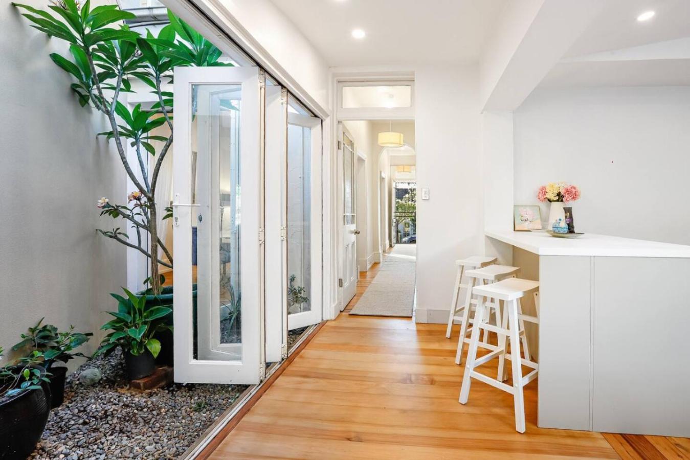 Bright And Spacious In Mcmahons Point Holiday home