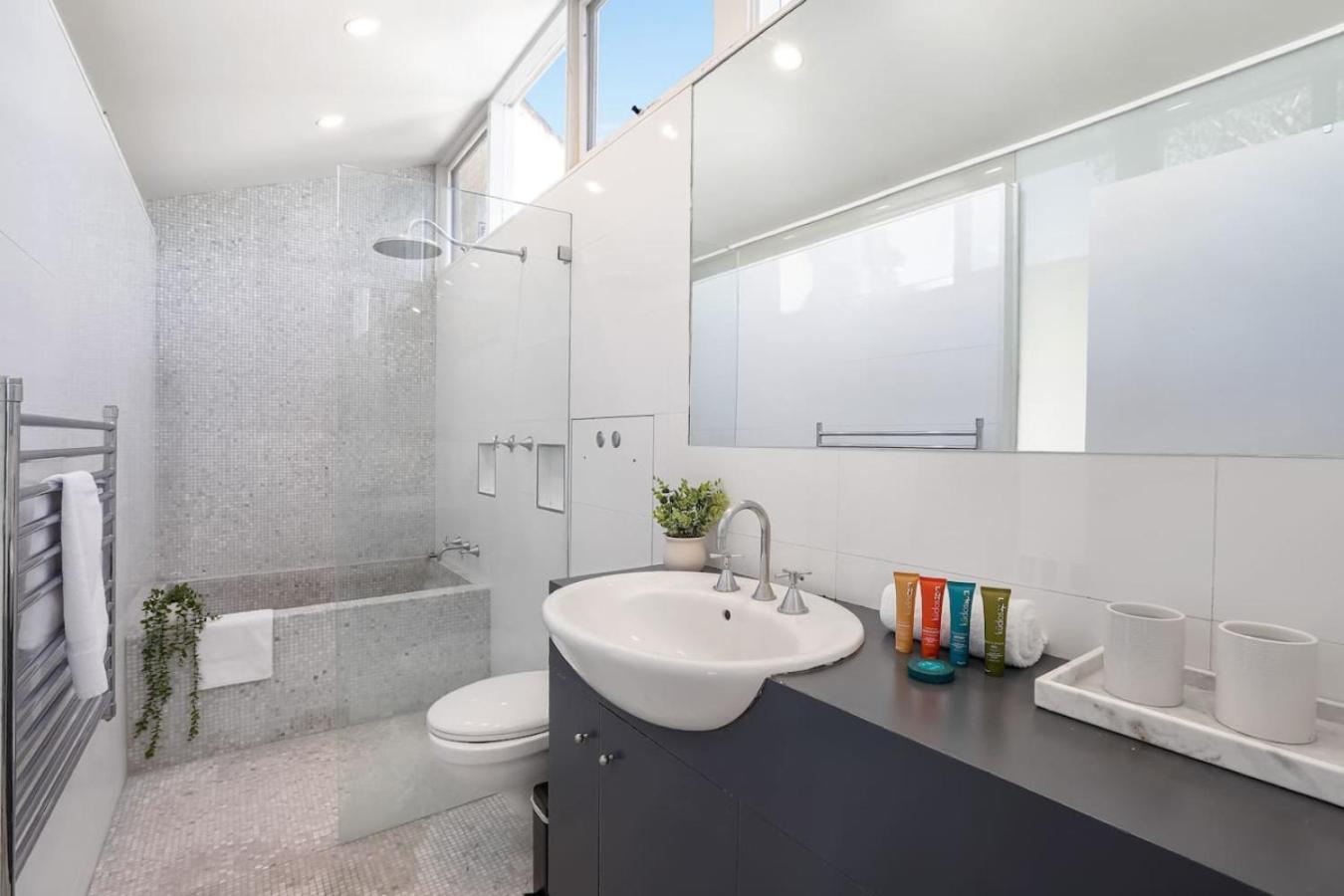 Holiday home Bright And Spacious In Mcmahons Point *