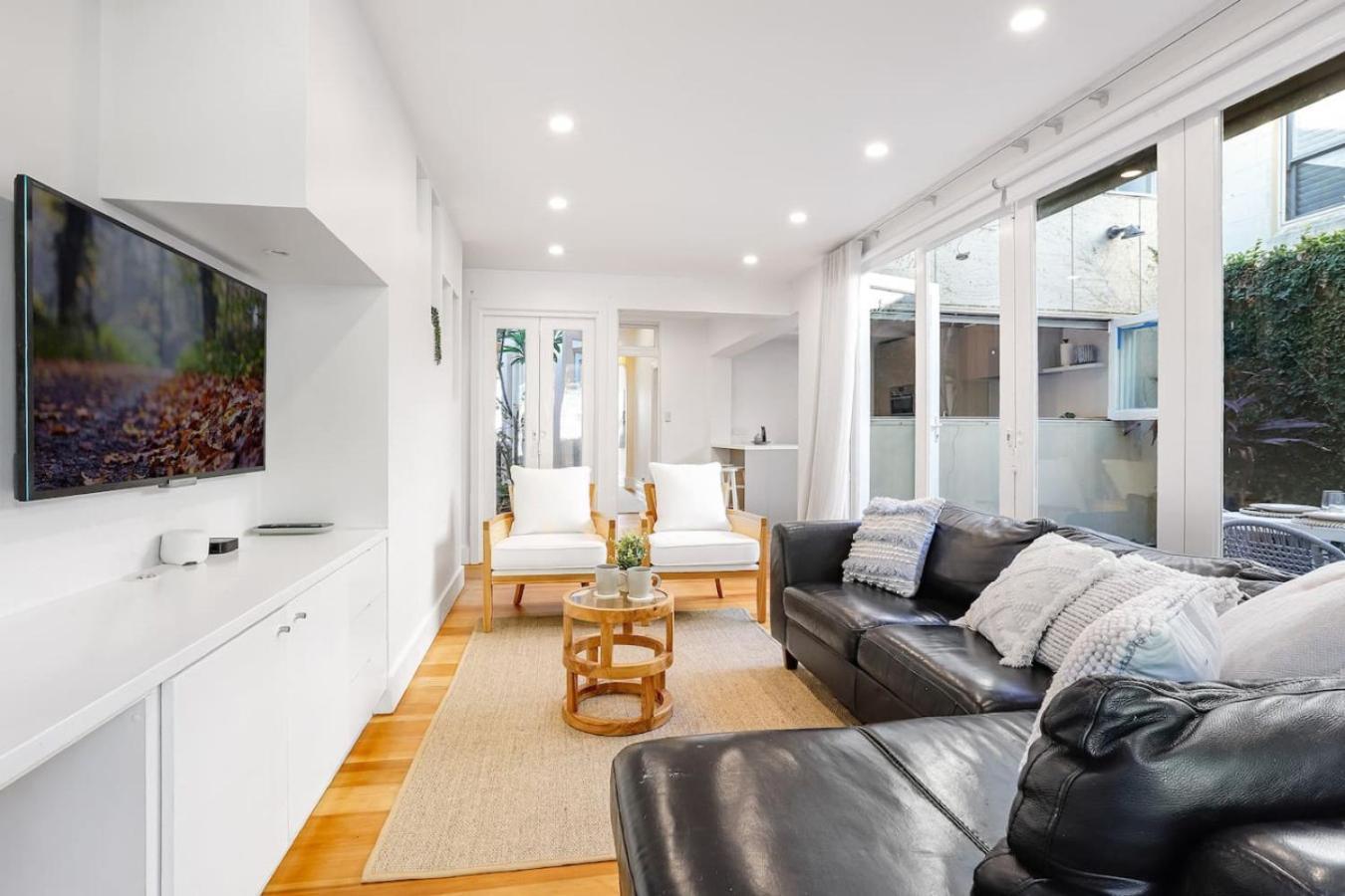 Bright And Spacious In Mcmahons Point *