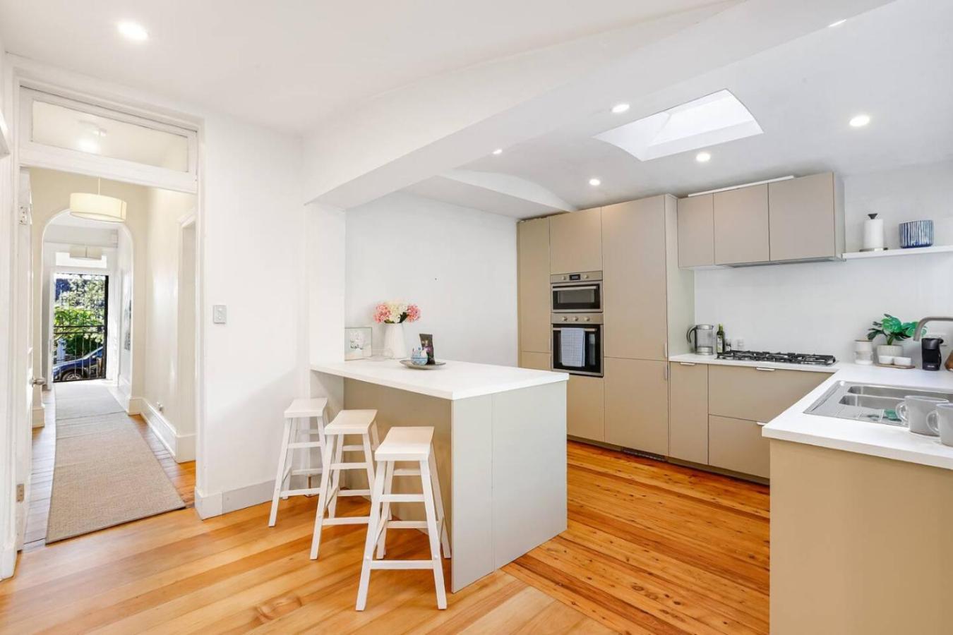 Bright And Spacious In Mcmahons Point Sydney
