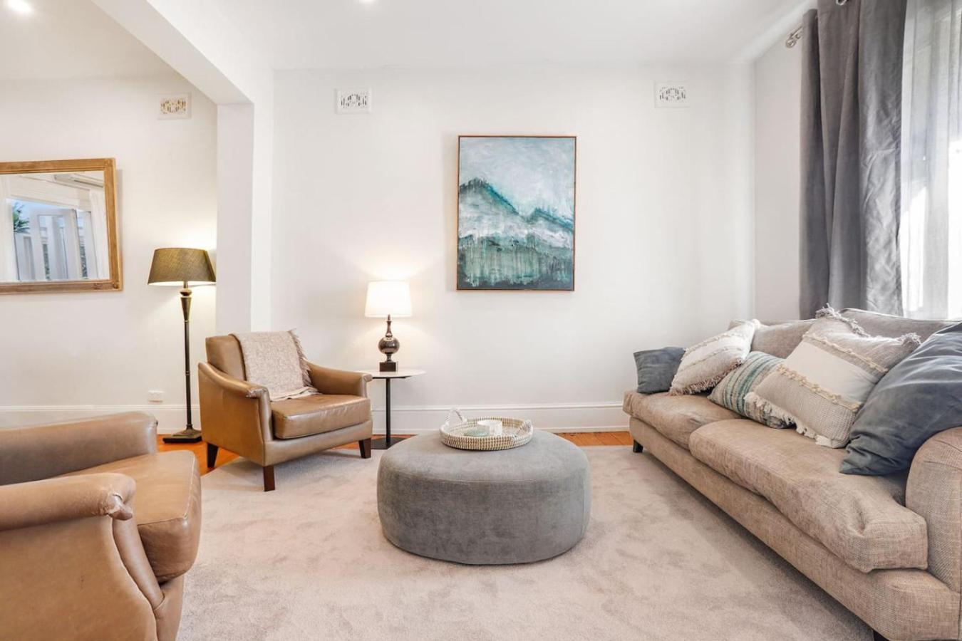 Bright And Spacious In Mcmahons Point * Sydney