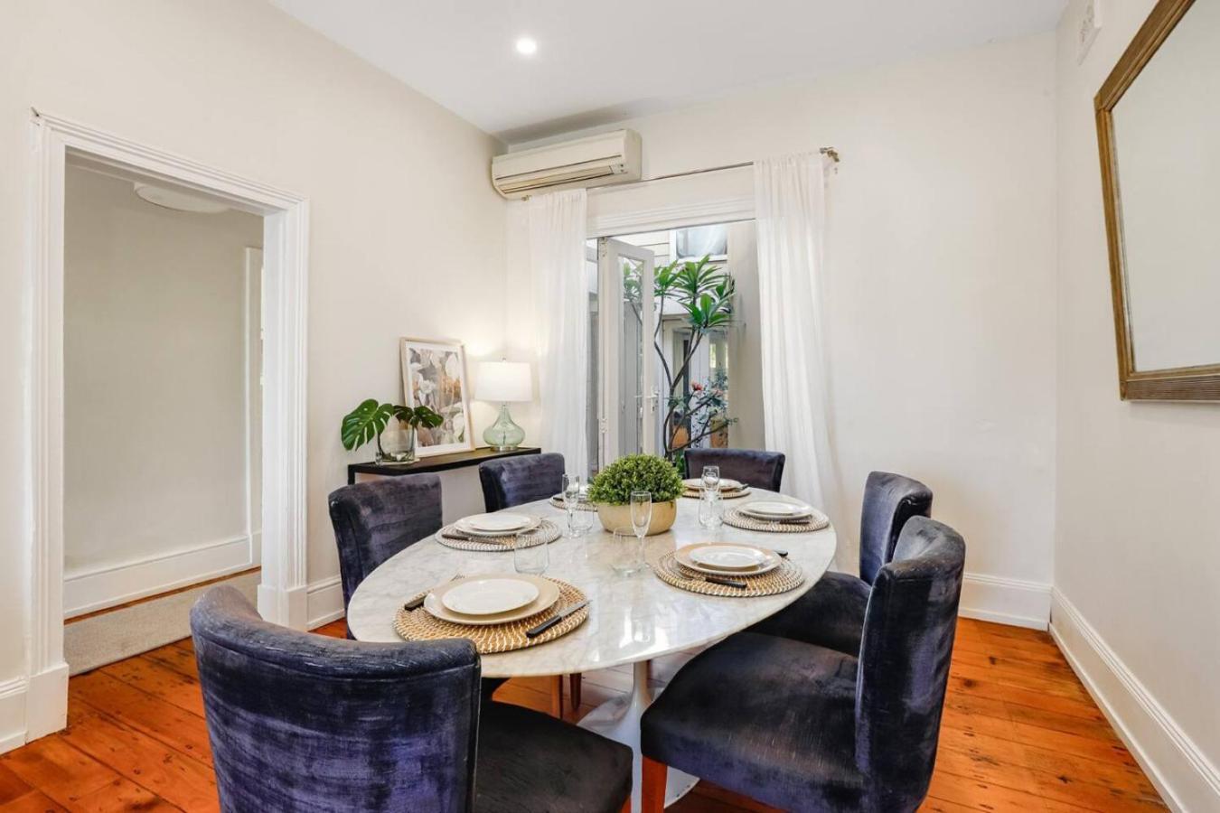 Bright And Spacious In Mcmahons Point Holiday home Sydney