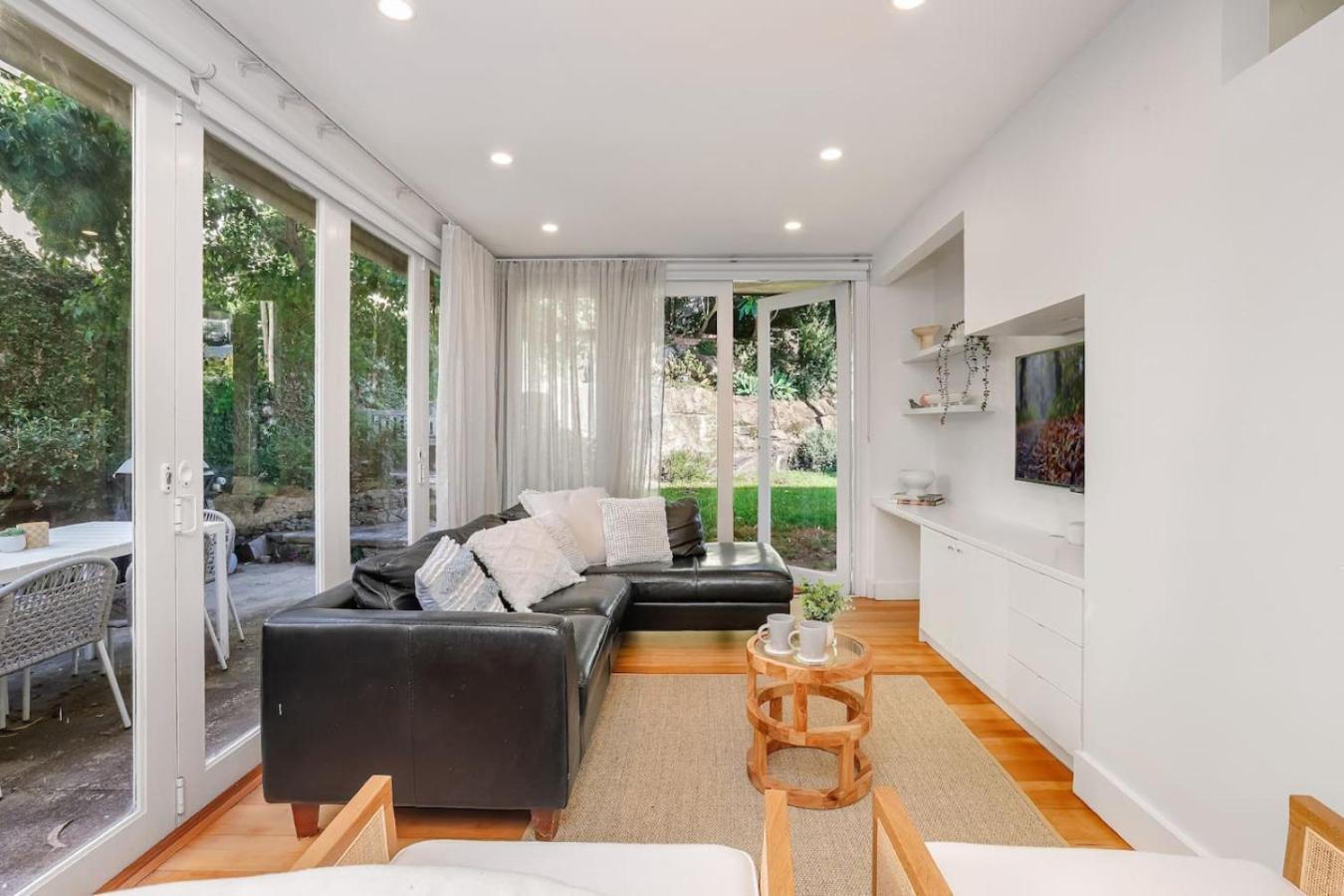 Bright And Spacious In Mcmahons Point Holiday home